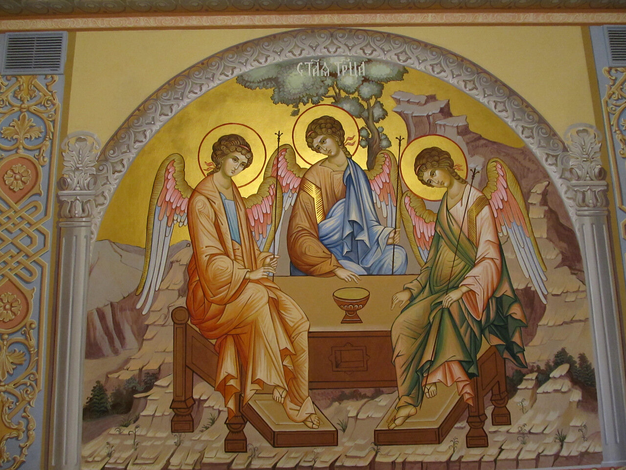 Честь святой троицы. Троица икона фреска. Православные иконы Святой Троицы. Икона Святой Троицы в храме. Троица Храмовая икона.