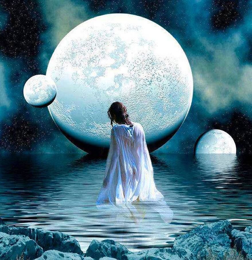 Лунный свет днем. Девушка-Луна. Полная Луна девушка. Под лунным светом. Под луной.