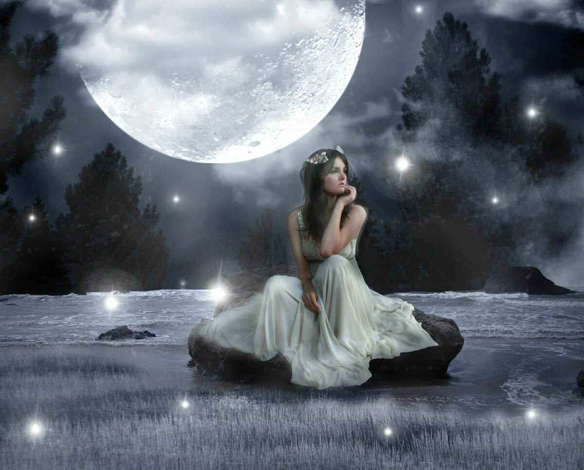 Озаренные сиянием луны. Девушка-Луна. Лунная ночь девушка. Ночь Луна девушка. Женщина под луной.