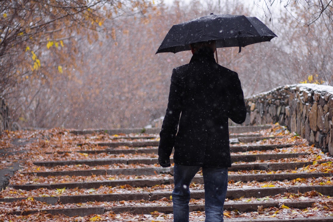 фотография ходящего человека с дождем