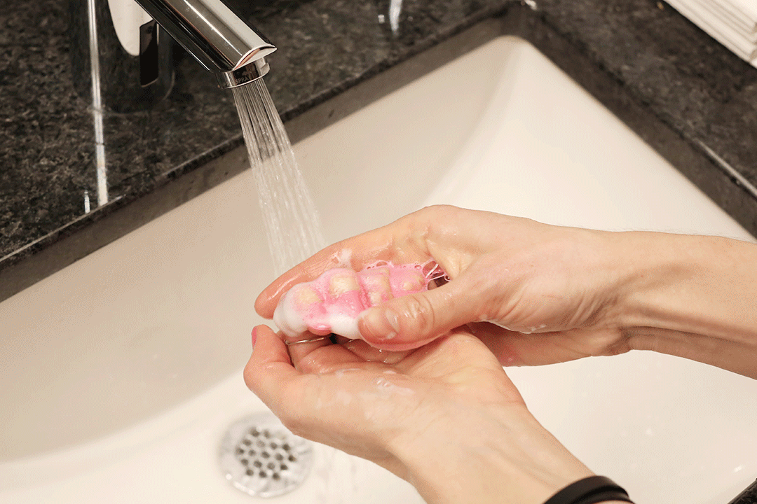 Мою руки 3 минуты. Мытье рук с мылом. Мытье рук гиф. Мыло для рук. Умываю руки.